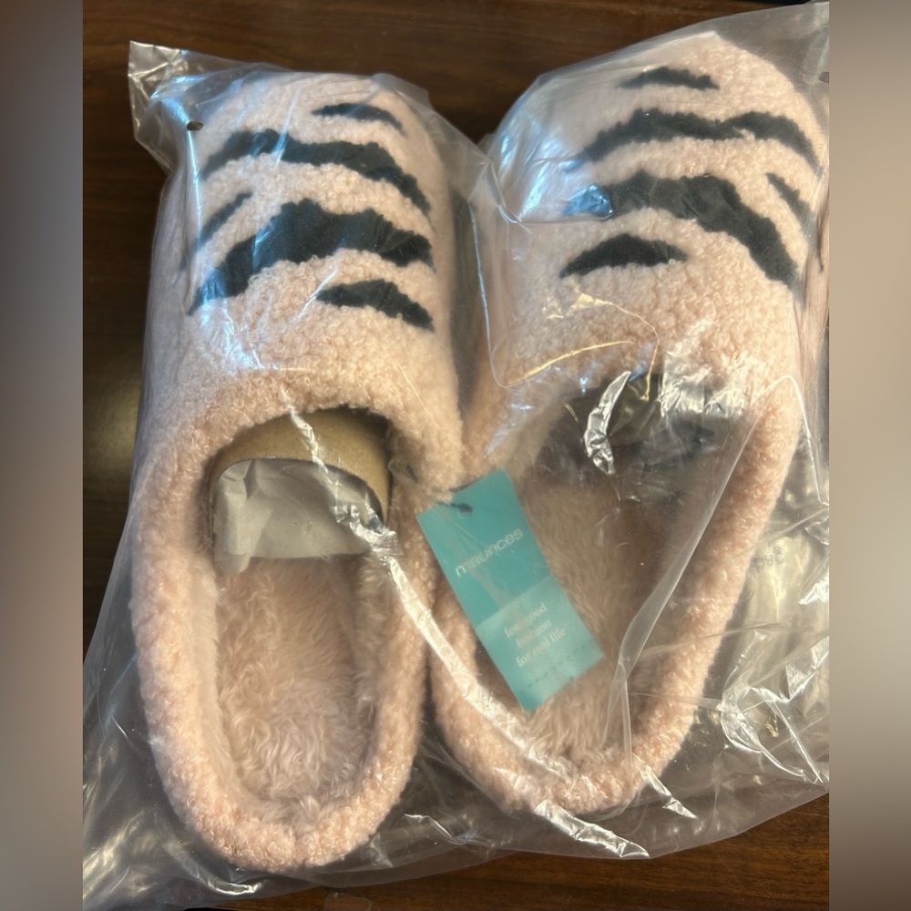 NWT Maurices Pink Halloween Bat Plush Slippers Size S/M - Picture 2 of 7